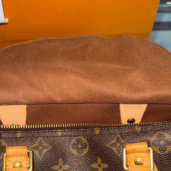 Louis Vuitton Speedy 25 Monogram Canvas Authentic - Picture 13 of 16